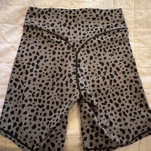 Balance Athletica/Shop Vitality biker shorts - snow leopard